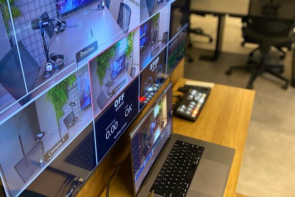Bancada com monitores e laptop