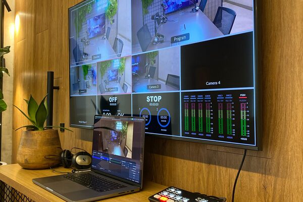 Monitor multicâmera e switcher