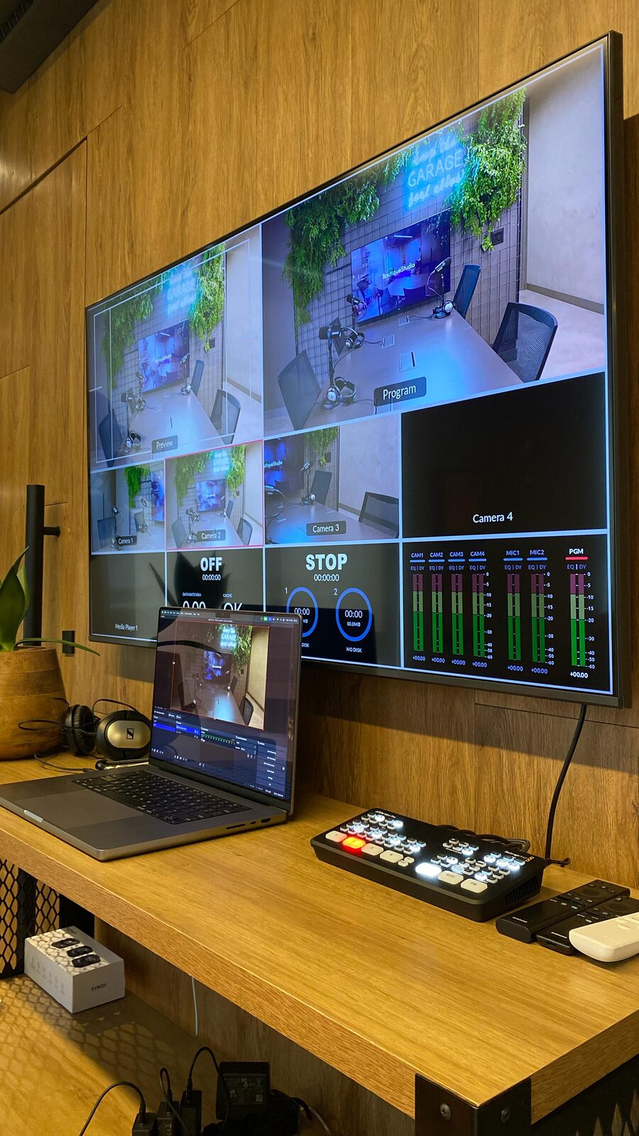Parede ripada com monitor multicâmera