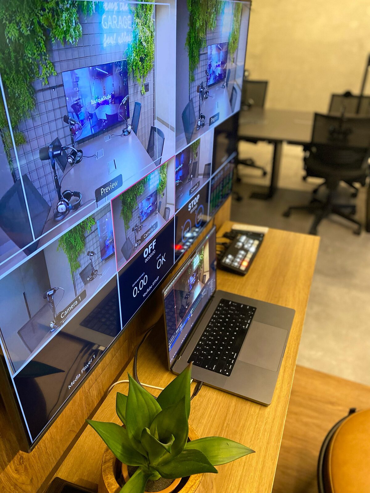 Bancada de controle com monitores, laptop e planta