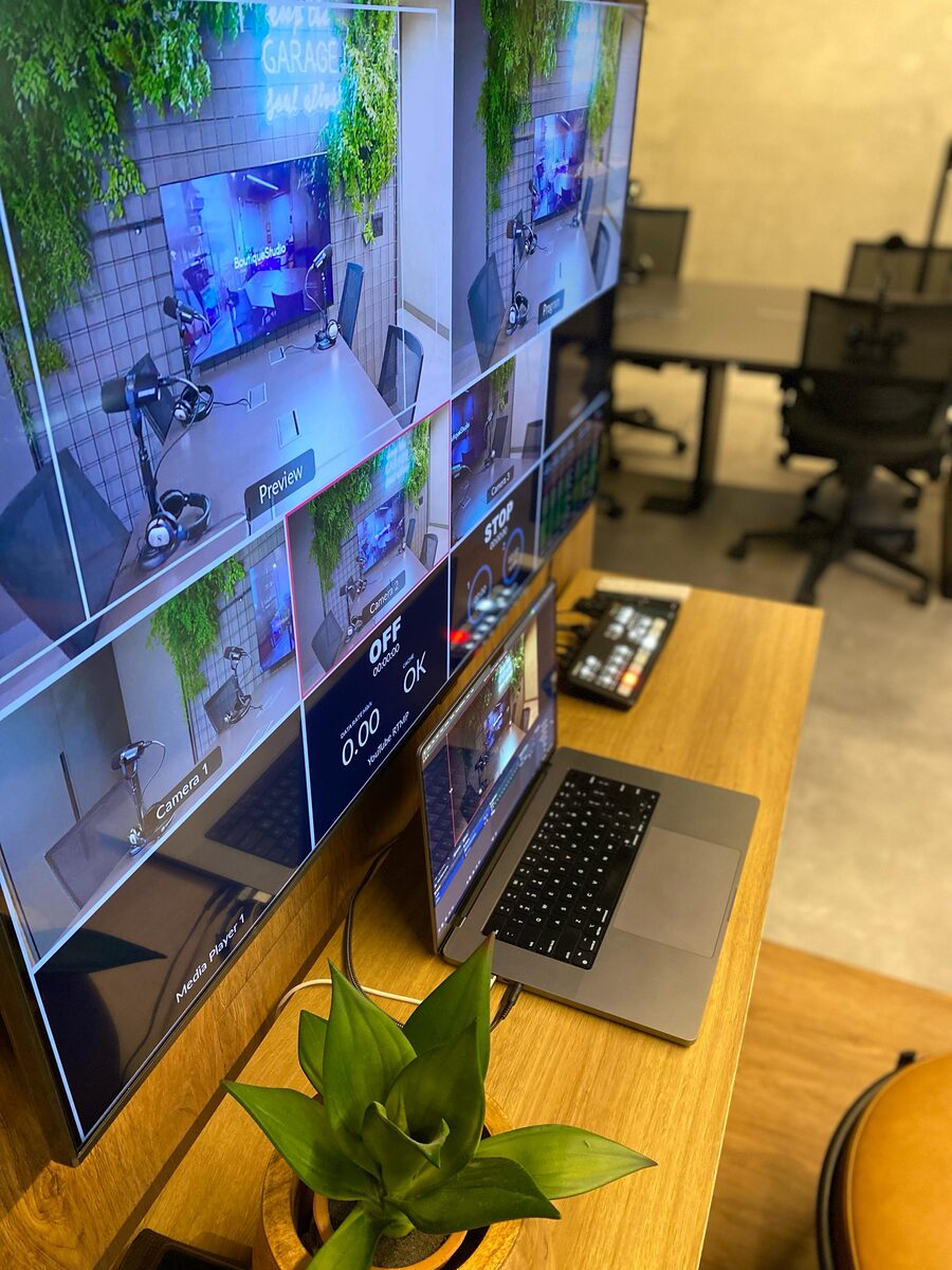 Bancada de controle com monitores multicâmera