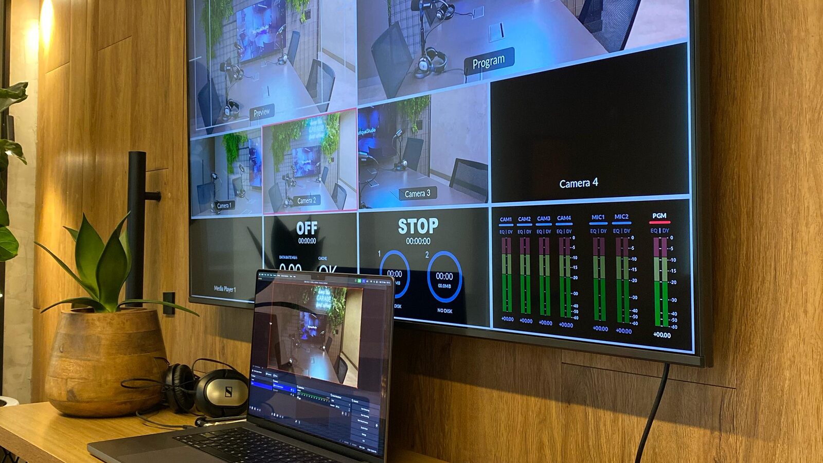 Bancada de transmissão com monitor multicâmera e switcher profissional